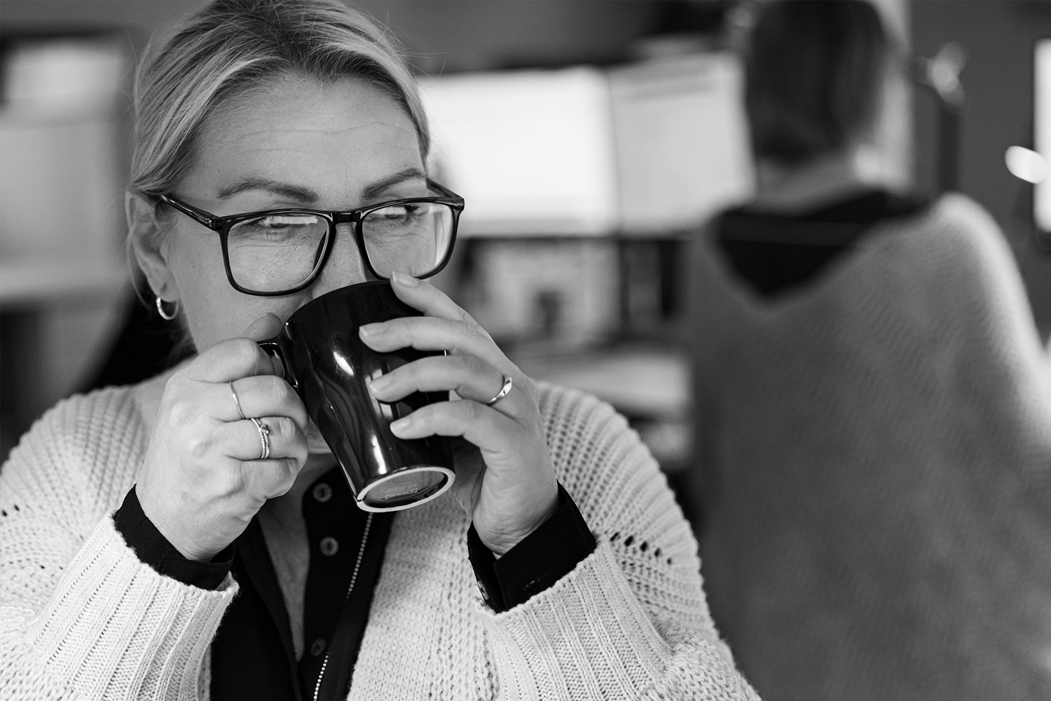 En kvinna håller i en kaffekopp